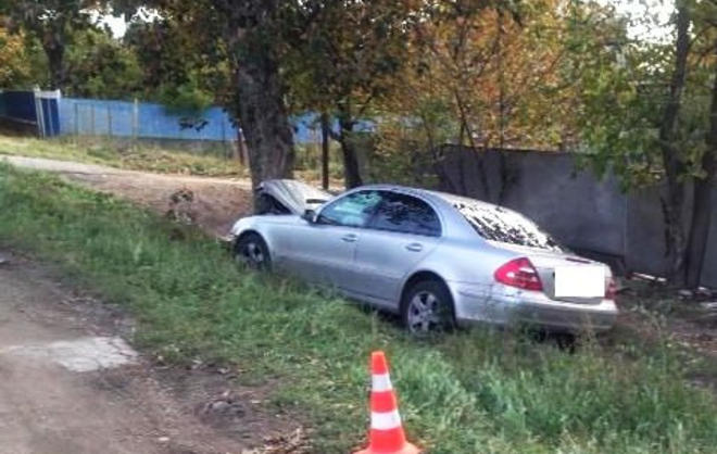 В Предгорном районе «Мерседес» на огромной скорости влетел в дерево