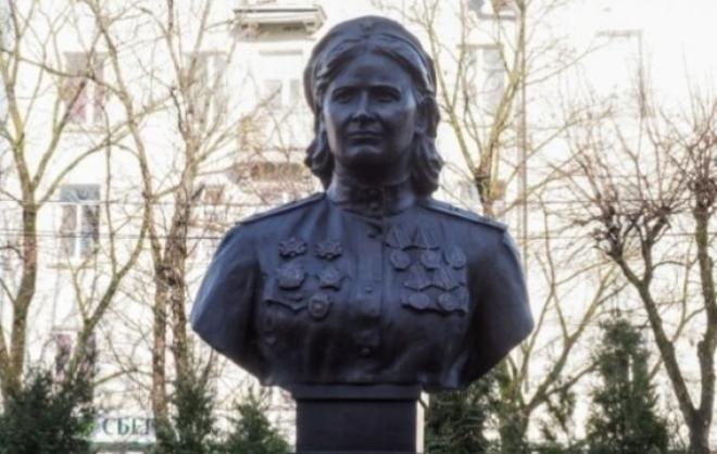 В Ставрополе установили памятник одной из легендарных «ночных ведьм»