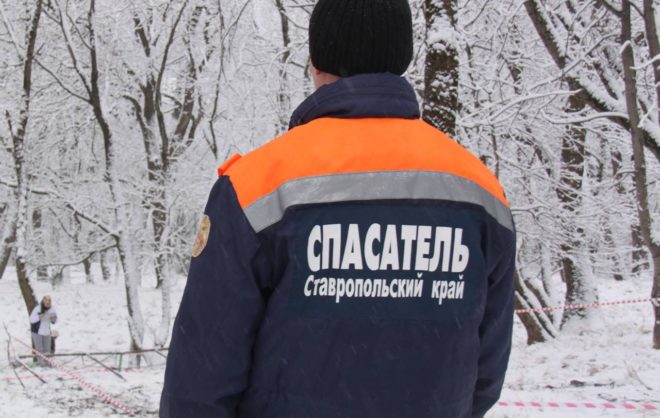 Спасатели помогли замёрзшим в машине людям на трассе в Апанасенковском округе