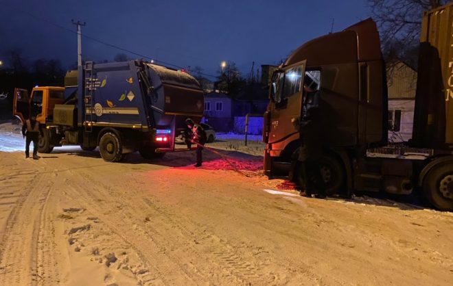 На Ставрополье во время непогоды автоинспекторы помогли нескольким водителям