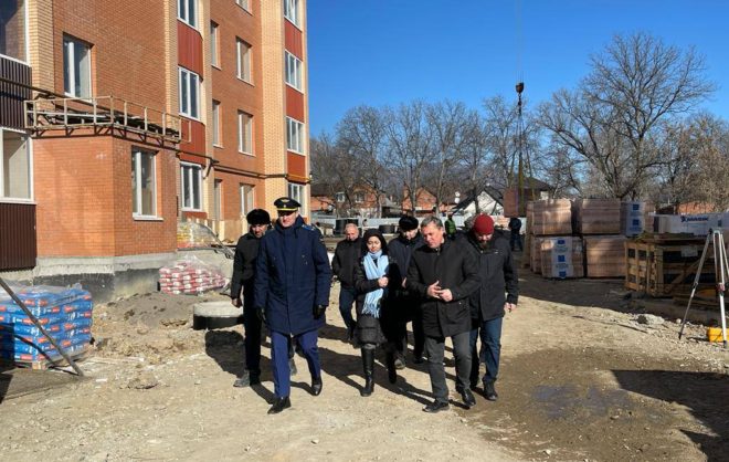 В доме для переселенцев на улице Тольятти в Пятигорске начали монтаж лифтов