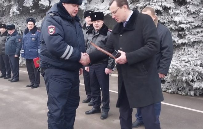 На Ставрополье полицейских наградили за спасение водителя загоревшегося автобуса