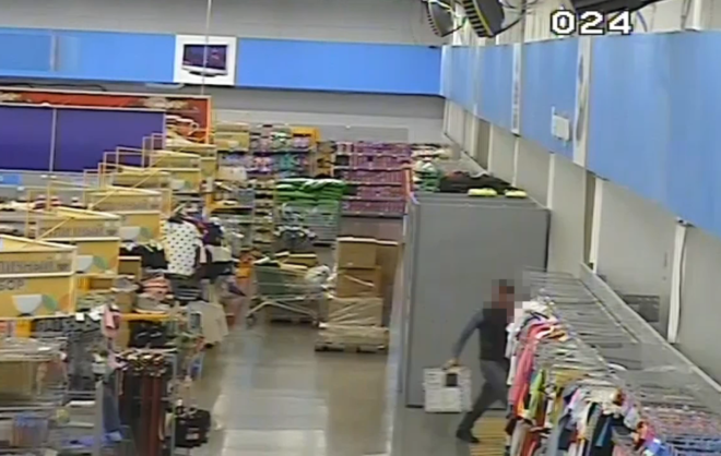 Кража телевизора с большой игрушкой из магазина попала на камеру в Железноводске
