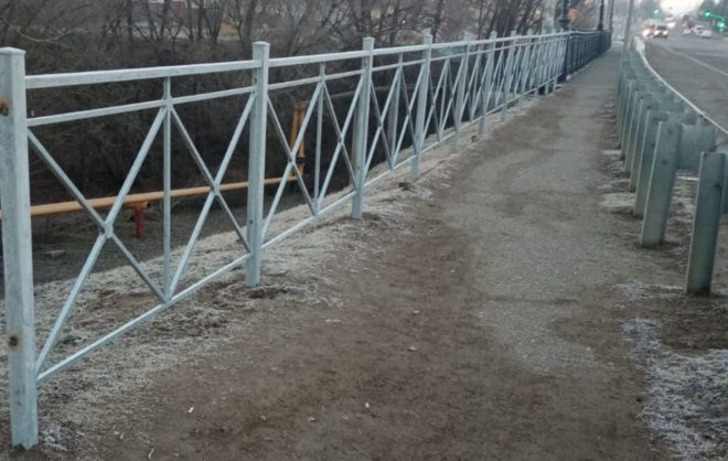 На мосту в Грачёвском округе установили перила по просьбам жителей
