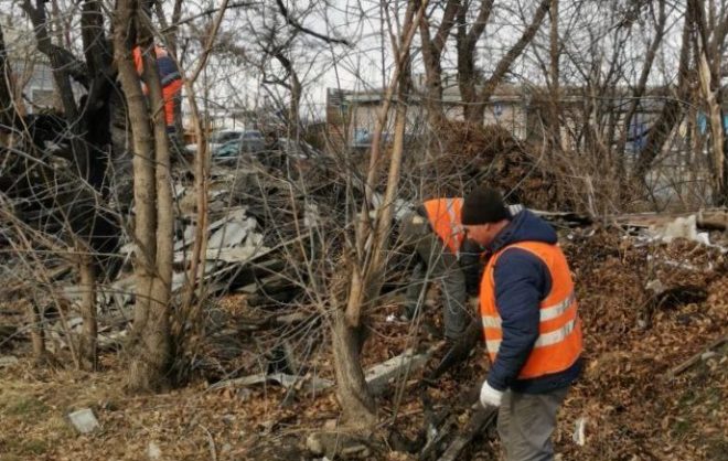 Коммунальщики в Невинномысске убрали свалку мусора у ж/д вокзала