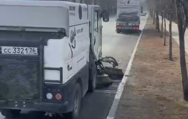 Грязь с бордюров в Кисловодске убирают с помощью новой спецтехники