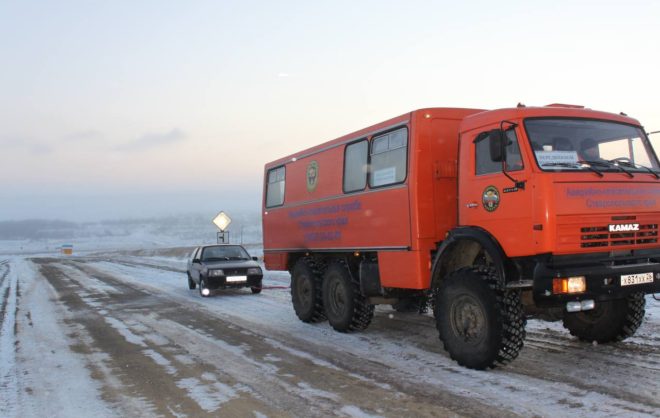 Пожарные вернули на дорогу съехавшее в кювет из-за снега авто на Ставрополье