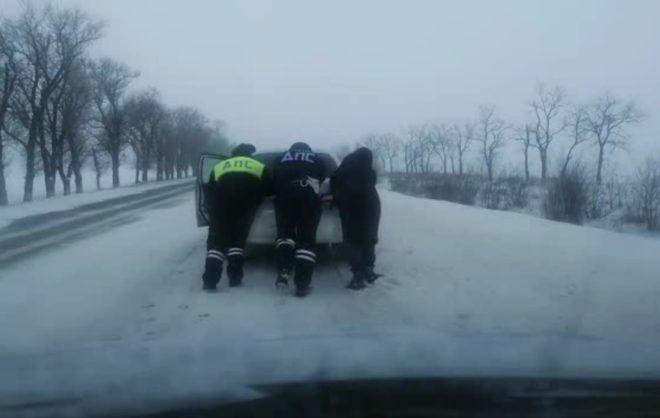 Автоинспекторы трое суток помогали водителям в условиях непогоды на Ставрополье