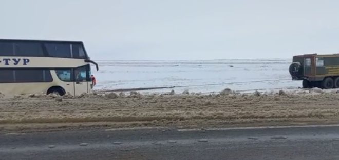 Автобус съехал с трассы в кювет из-за непогоды на Ставрополье