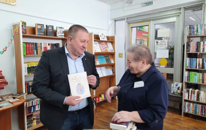 В Минераловодском округе глава передал библиотеке книги из личной коллекции