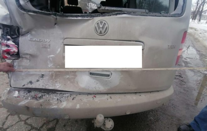 В Александровском округе грузовой автомобиль влетел в стоящий на дороге минивэн