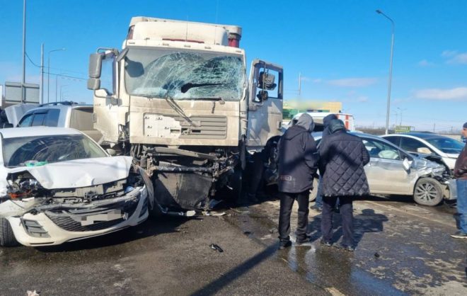Грузовик смял 15 автомобилей на трассе «Кавказ» в Ставропольском крае