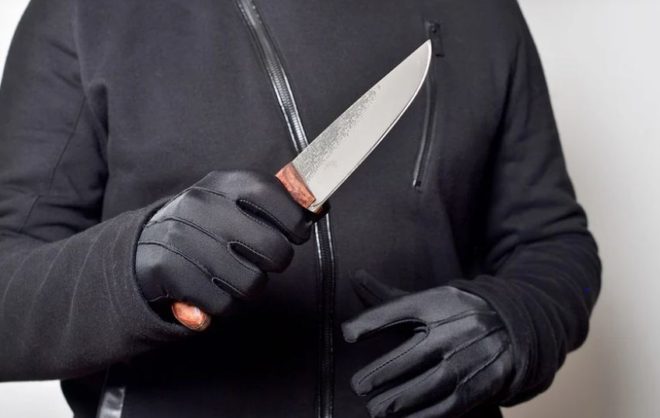 В Пятигорске мужчина ударил двух незнакомцев ножом