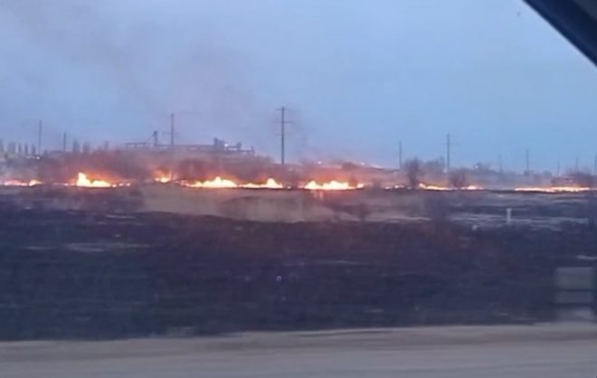 Трава на площади 1,5 тысячи квадратных метров горит в Изобильненском округе