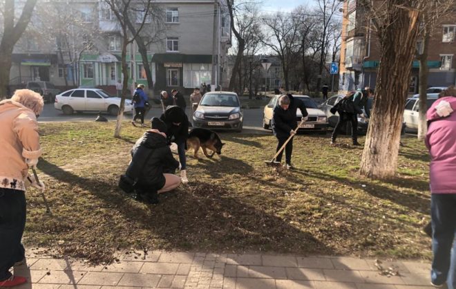 Жители Невинномысска вышли на первую весеннюю уборку