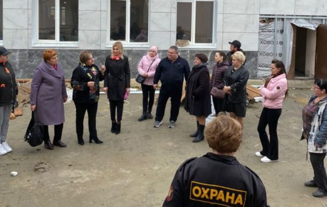 Родители учеников проверили ремонт школы в Грачёвском округе