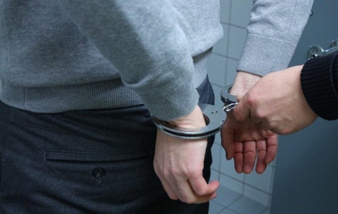 Двух жителей Пятигорска задержали за кражу 12 тыс рублей с автозаправки