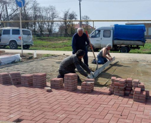В селе Новоселицкого округа устанавливают тротуары и бордюрную плитку