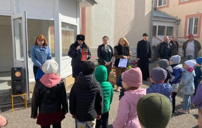 Автоинспекторы и байкеры проводят серию занятий с дошкольниками в Железноводске