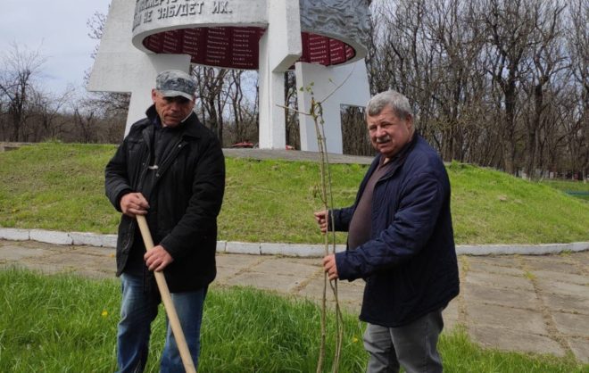 Саженцы клёнов и ясеней высадили на воинском мемориале в Минераловодском округе