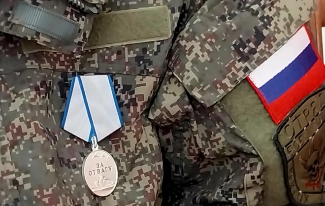 Спасшего товарищей после обстрелов в зоне СВО кисловодчанина наградили медалью