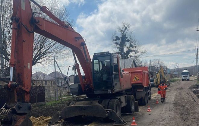 Дороги приводят в порядок около школы на улице Федеральной в Ставрополе