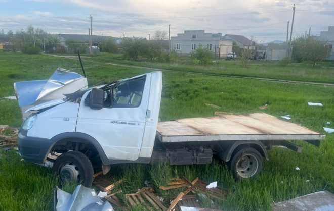 Ушибы и травму головы получил водитель грузовика в ДТП в Минераловодском округе