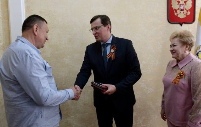 Глава Кисловодска вручил мобилизованному 2 госнаграды за участие в СВО