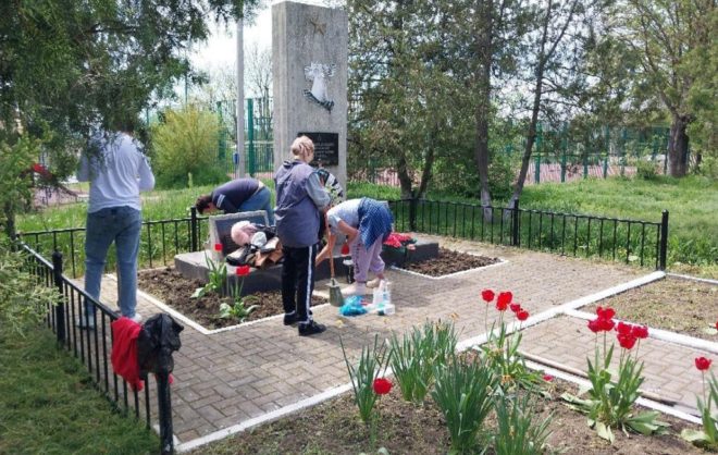Воинские захоронения благоустраивают ко Дню Победы в Минераловодском округе