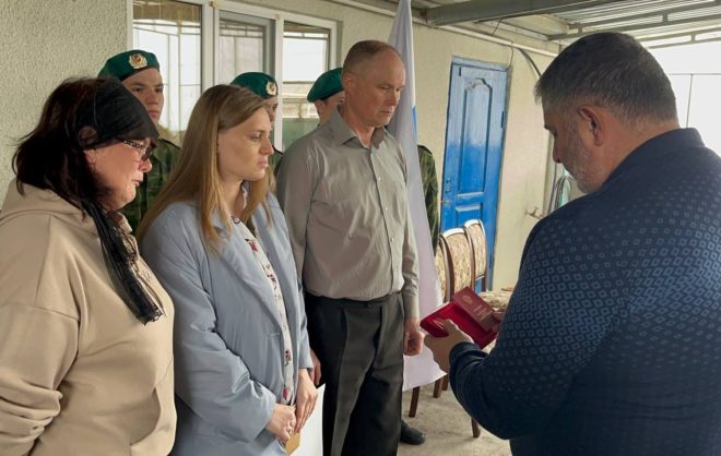 Родственникам участника СВО из Предгорного округа вручили орден Мужества