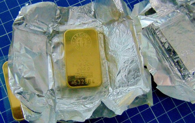 Золотые слитки под видом шоколада пытались вывезти через аэропорт — таможня Минвод