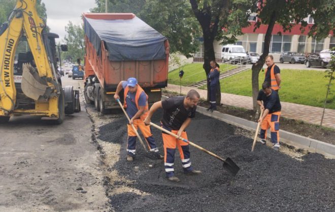 Пешеходную часть улицы Шпаковской начали ремонтировать в Ставрополе