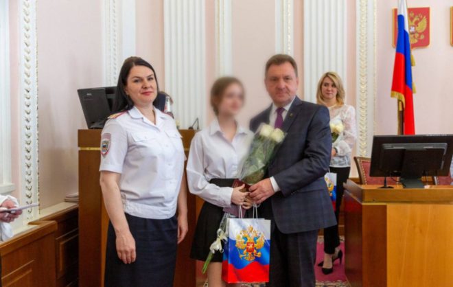 В преддверии Дня России школьникам вручил первые паспорта глава Ставрополя