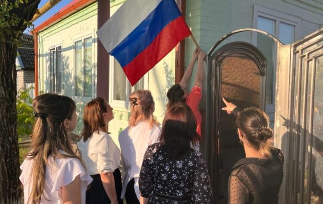 В селе Советского округа у дома ветерана разместили российский триколор