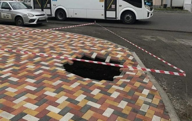 В северо-западном районе Ставрополя провалился участок плитки