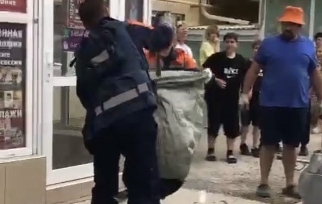 Спасатели отловили змею возле детской площадки в Михайловске