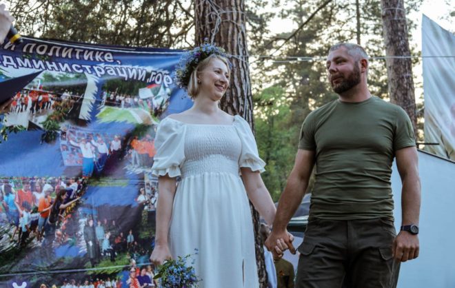На «Вахте Памяти — 2023» в Архызе поженилась пара из Невинномысска