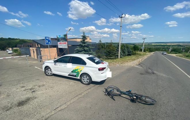 Подросток на велосипеде получил травму головы в ДТП с такси на Ставрополье