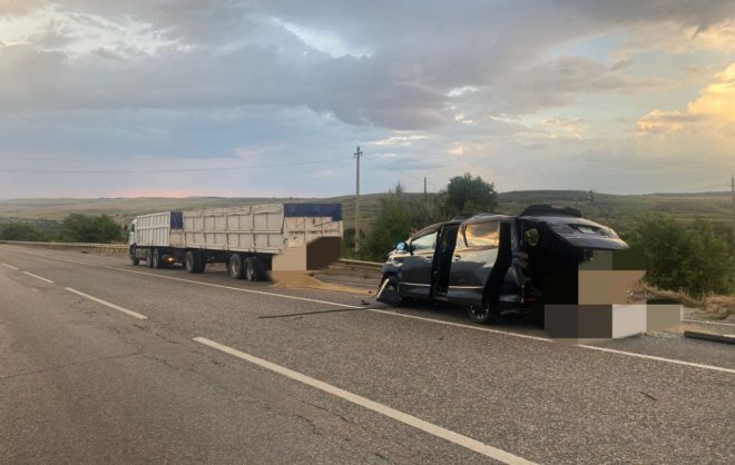 Водитель иномарки погиб в ДТП с КамАЗом на Ставрополье
