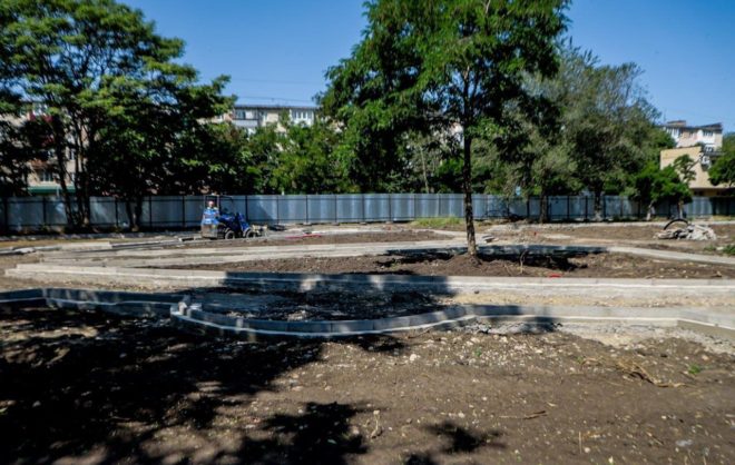 В Невинномысске благоустраивают сквер у гостиницы