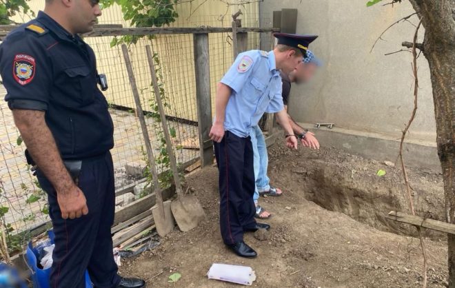 Житель Будённовска убил знакомого во время застолья и закопал его во дворе