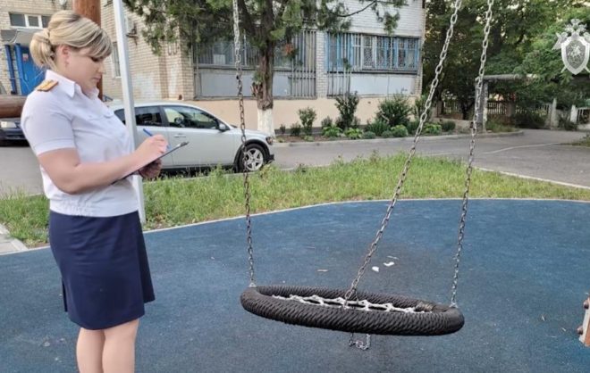 Уголовное дело из-за падения двух детей со сломавшихся качелей завели в Минводах