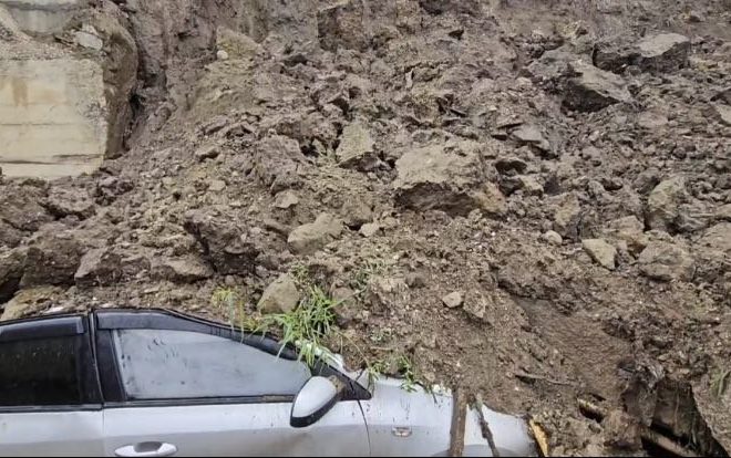 Обрушившаяся стена в Кисловодске повредила 4 легковых автомобиля