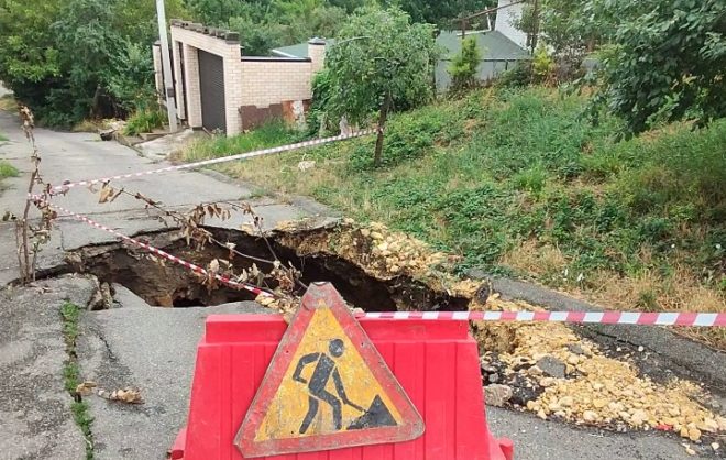 На улице Тургенева в Ставрополе провалился асфальт