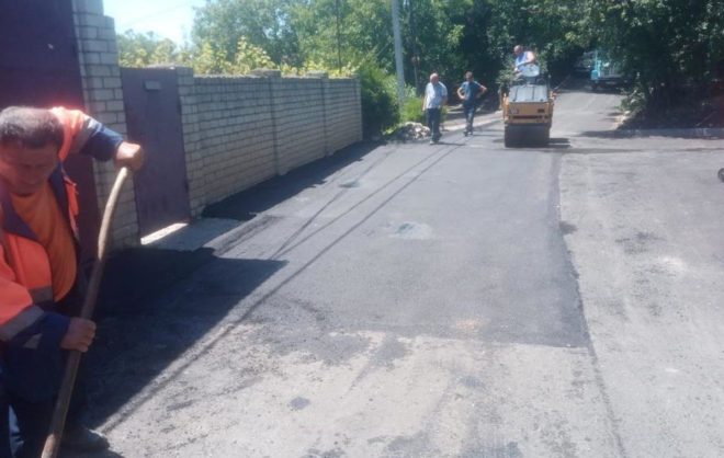 Специалисты ремонтируют две дороги в Ставрополе после обращения жителей