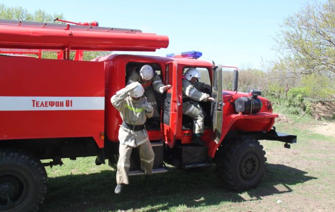 Пассовцы потушили пожар в двух домах села в Грачёвском округе