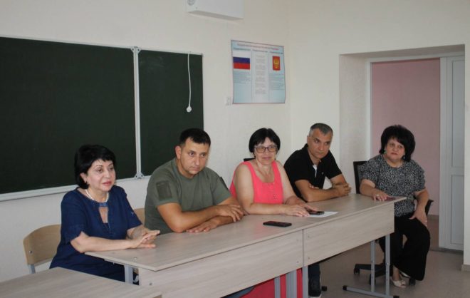 Педагоги из МинВод передали в Антрацитовский район книги и ранцы