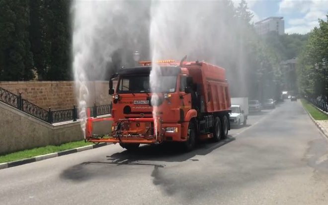 Из-за жары в Кисловодске коммунальщики приступили к поливу улиц