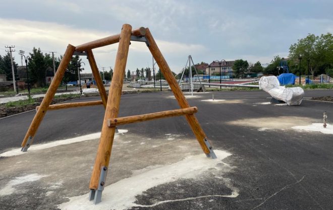 В Железноводске из поваленных деревьев смастерили детские площадки