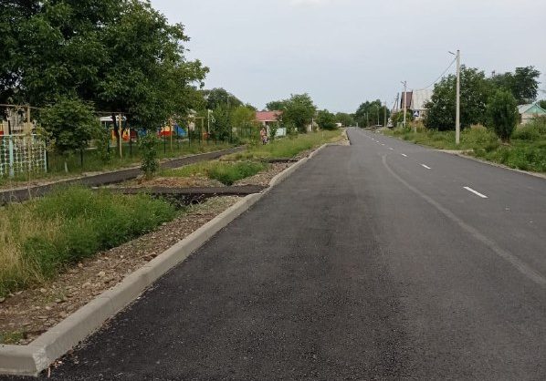 В селе Кочубеевского округа отремонтировали дорогу к школе